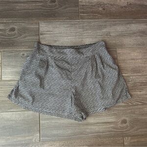 American Eagle Size Large Black Small Chevron Pattern Shorts‎